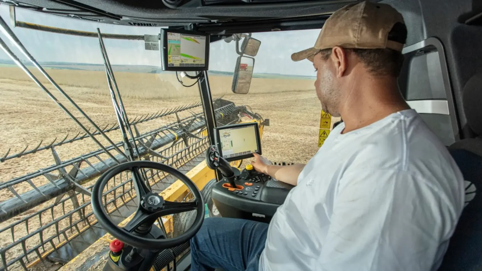 colheitadeiras-new-holland-modelo-cr-cabine-interna-com-homem-operando