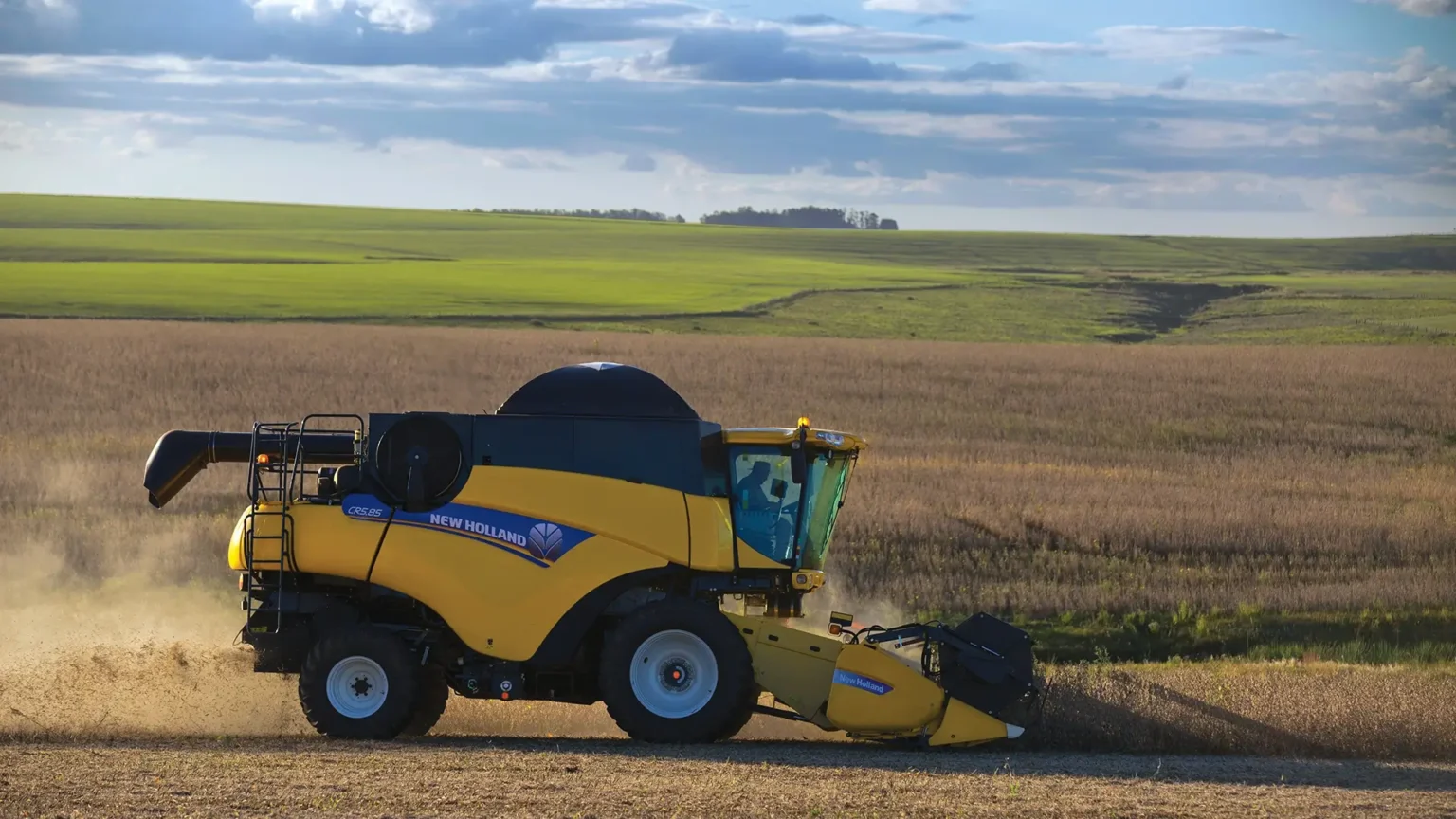 colheitadeiras-new-holland-modelo-cr-em-campo-colhendo-visao-lateral