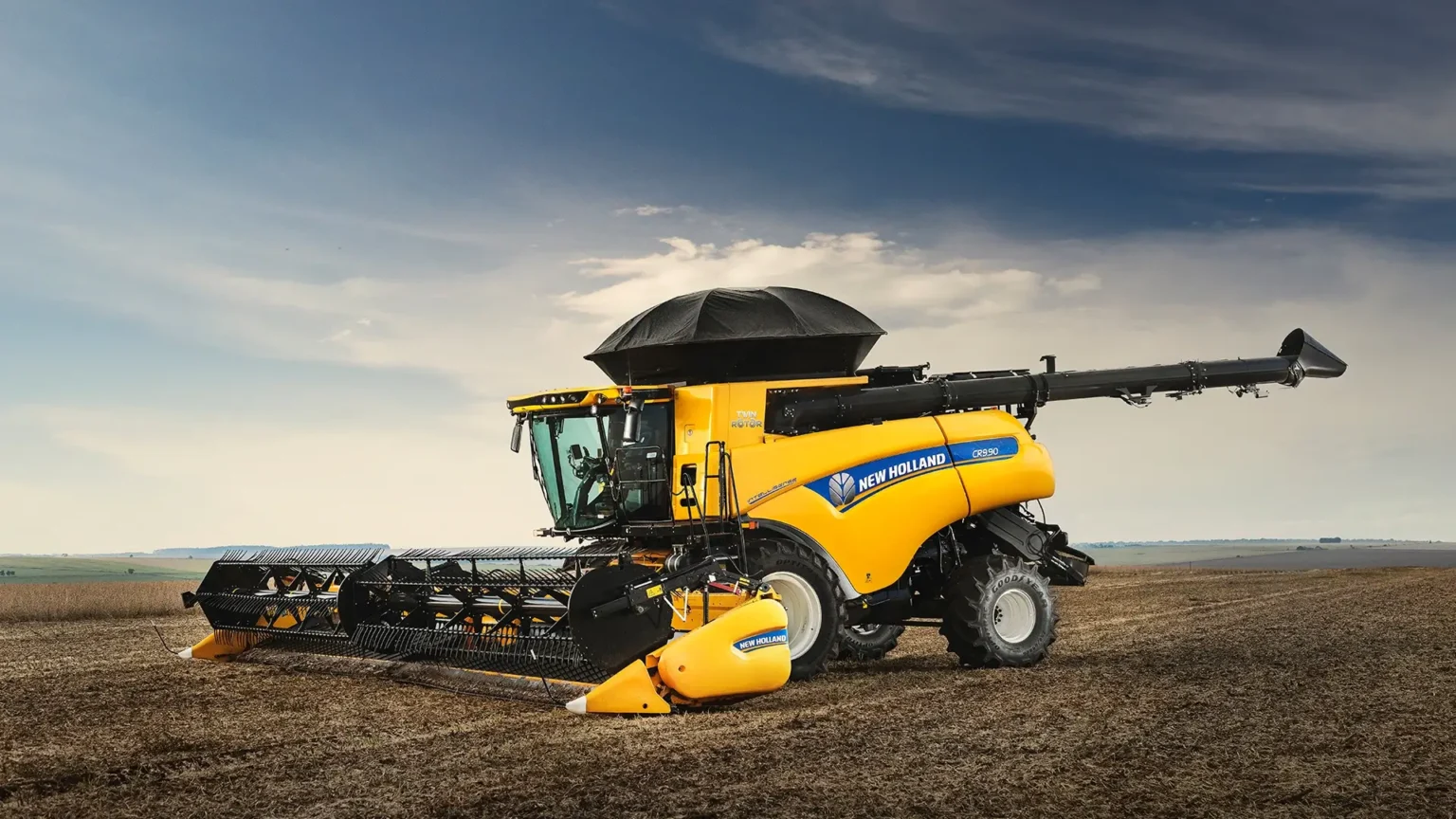 colheitadeiras-new-holland-modelo-cr-em-campo-visao-lateralizada-aberta