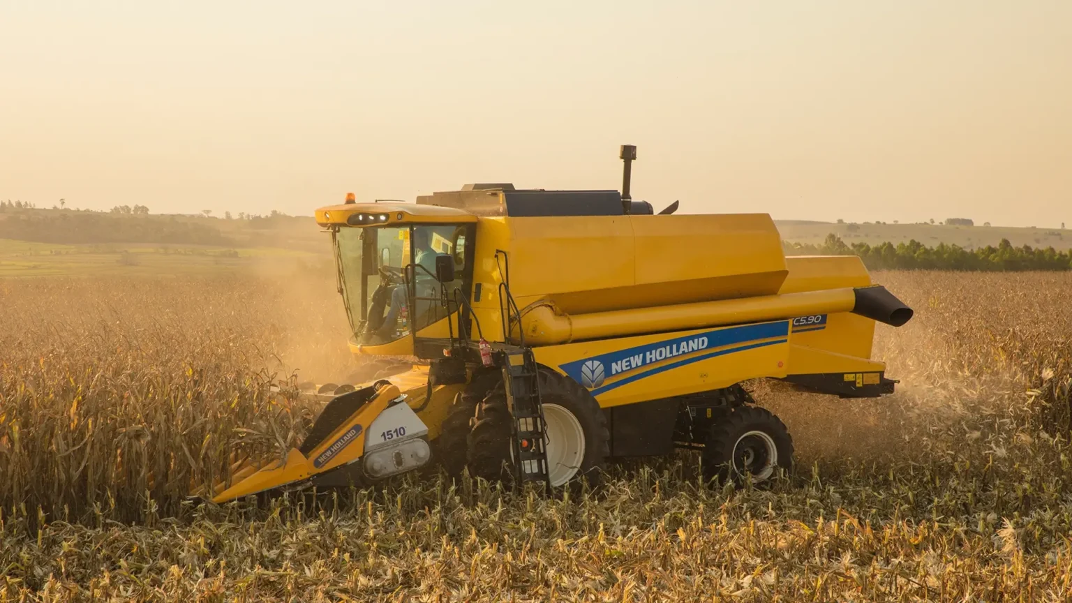 colheitadeiras-new-holland-modelo-tc-em-campo-lateral-esquerda