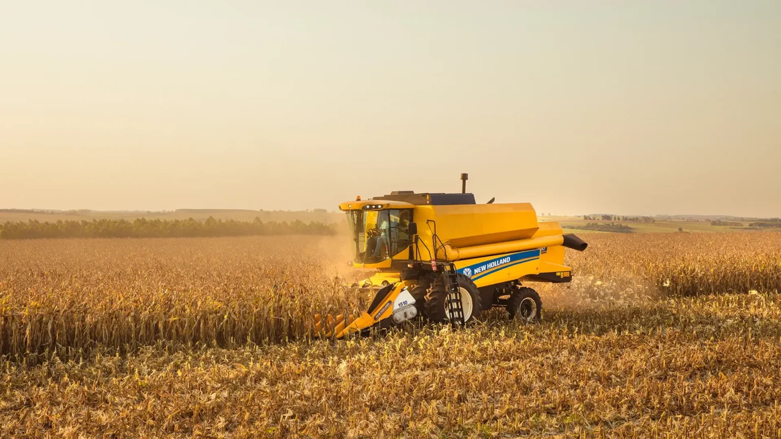 colheitadeiras-new-holland-modelo-tc-em-campo-visao-aberta