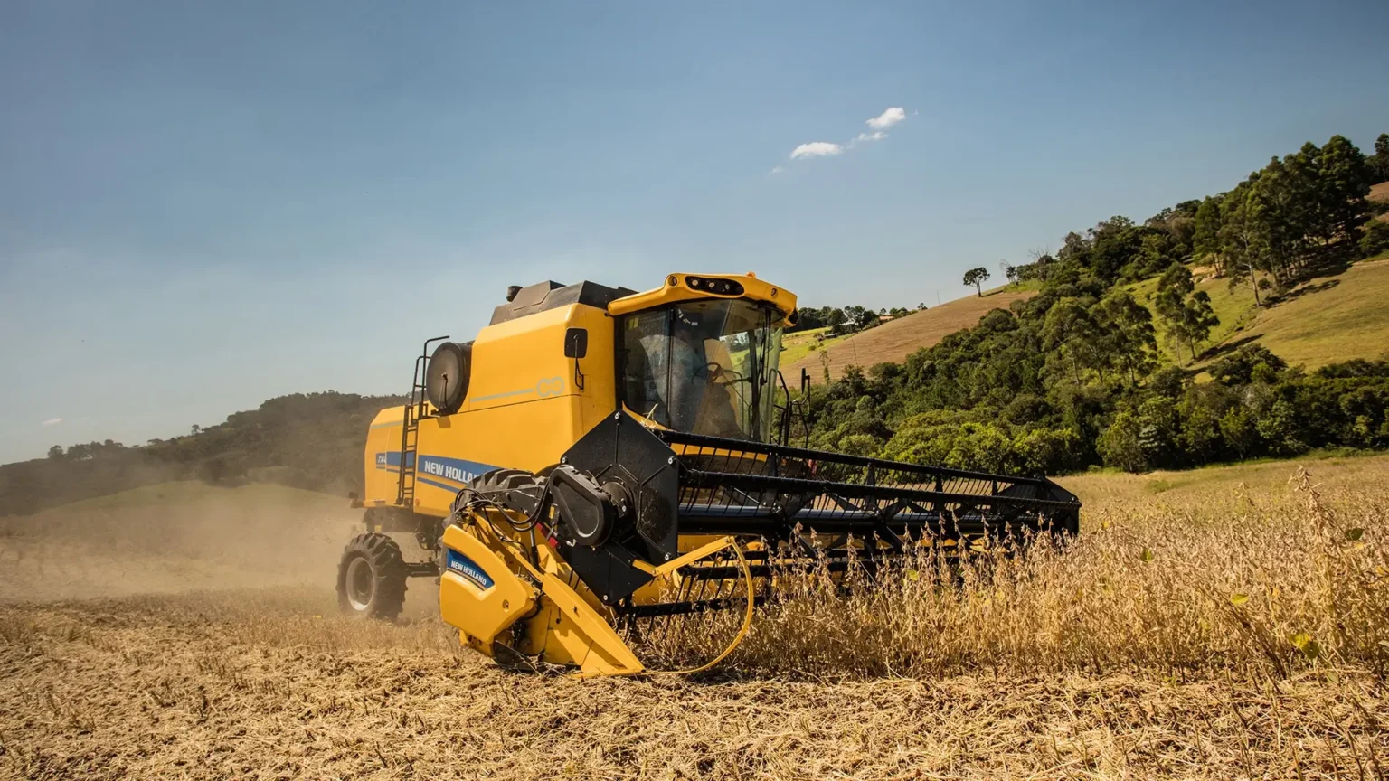 colheitadeiras-new-holland-modelo-tx-em-campo-colhendo