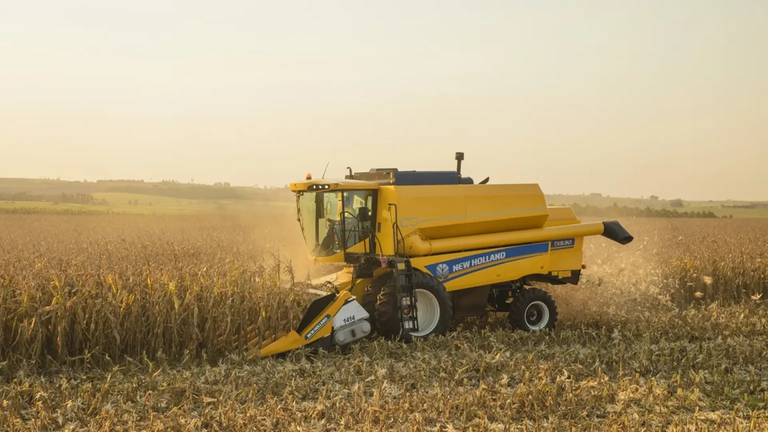 colheitadeiras-new-holland-modelo-tx-em-campo-visao-lateral-esquerda[1]