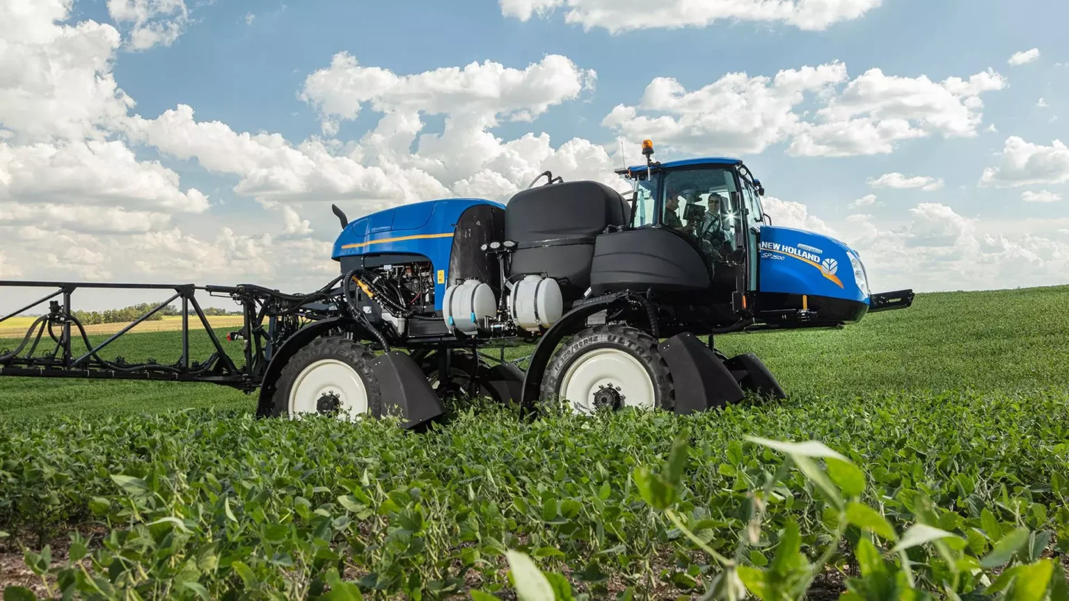 pulverizadores new holland modelo defensor 2500 em campo destaque na lateral da maquina
