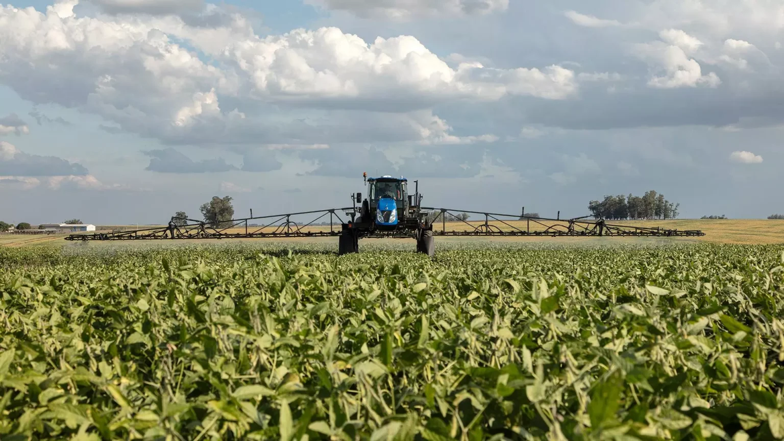 pulverizadores new holland modelo defensor 2500 em campo visão frontal com destaque na plantação