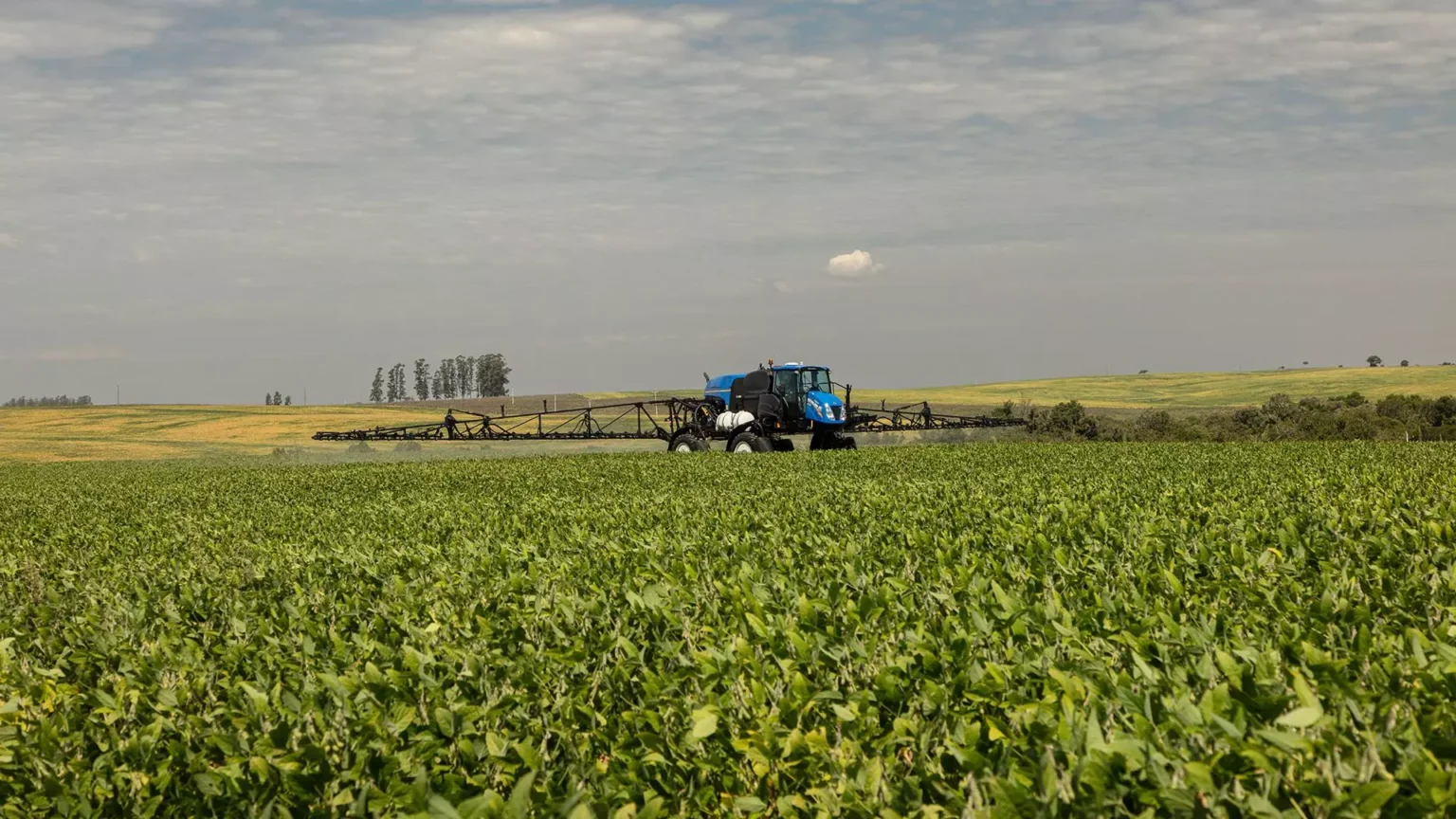 pulverizadores new holland modelo defensor 2500 em campo visão geral