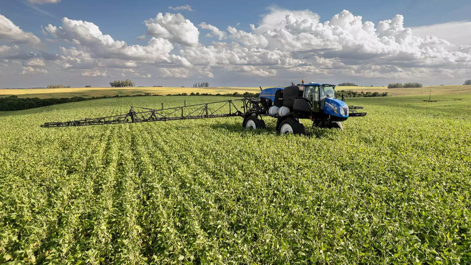 pulverizadores new holland modelo defensor 2500 em campo visão lateral superior