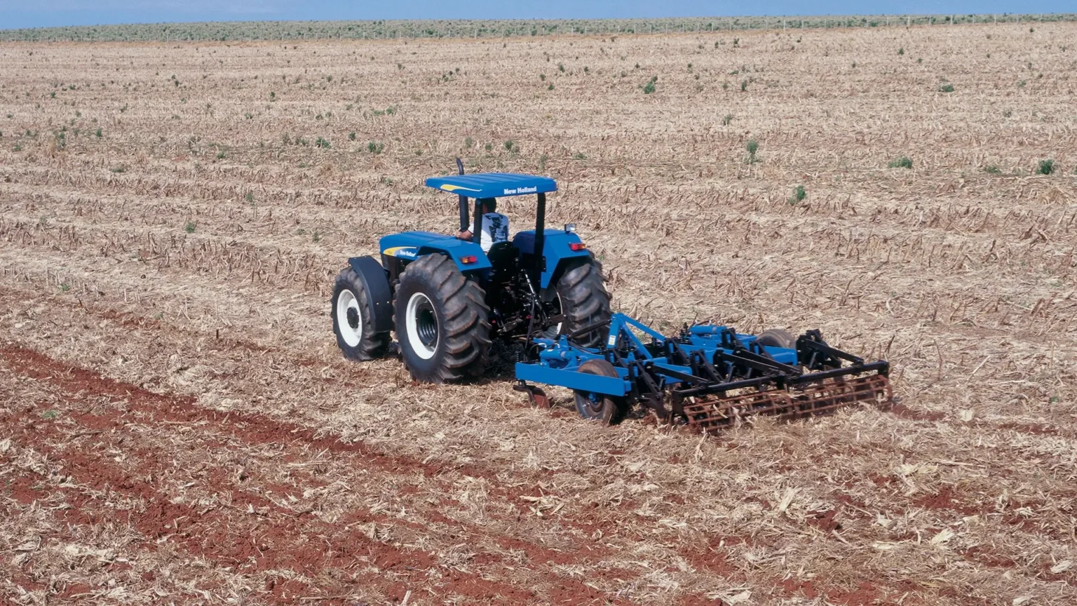 trator-new-holland-modelo-serie30-campo-aberto-traseira