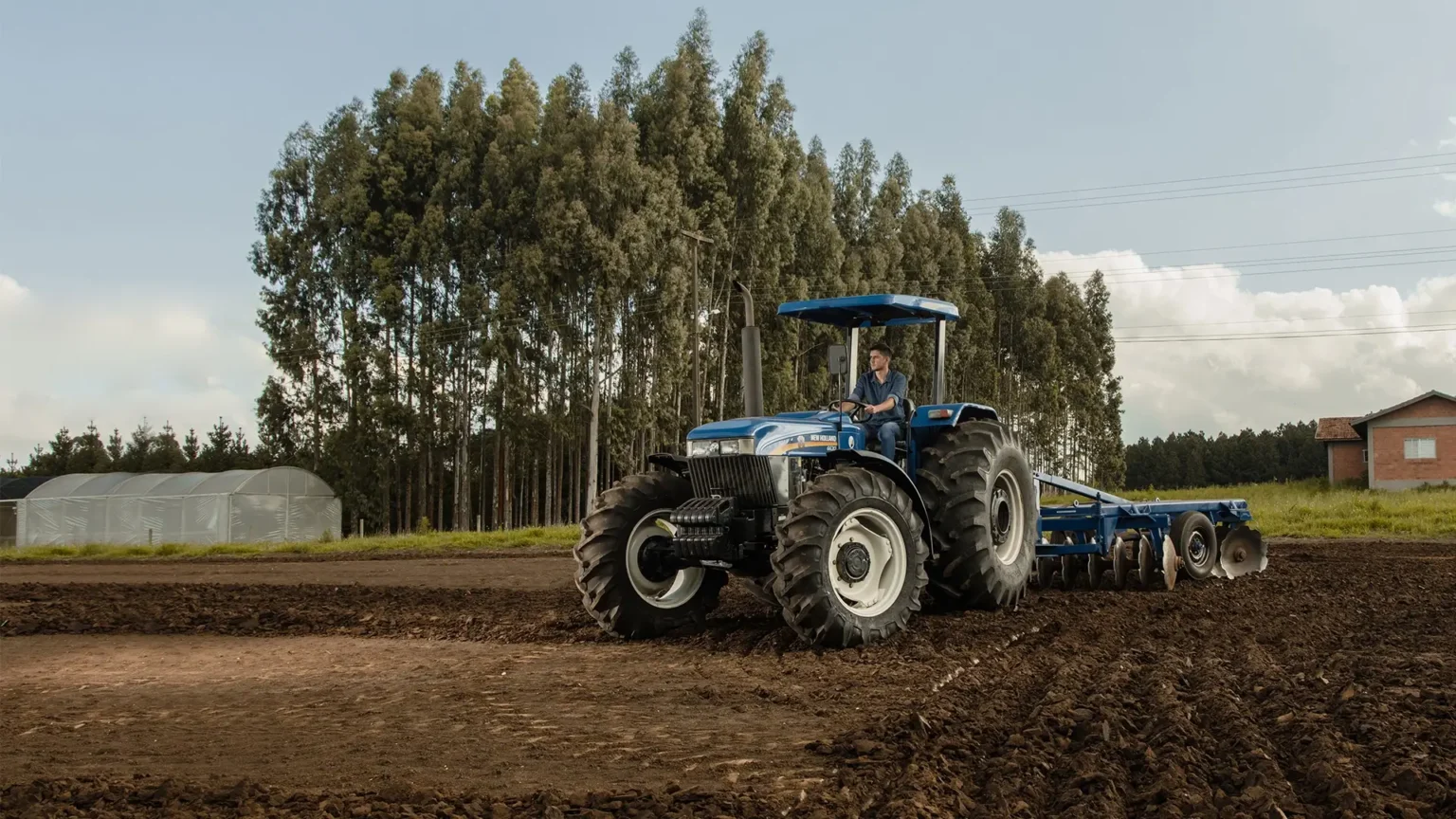 trator-new-holland-modelo-serie30-campo-arado