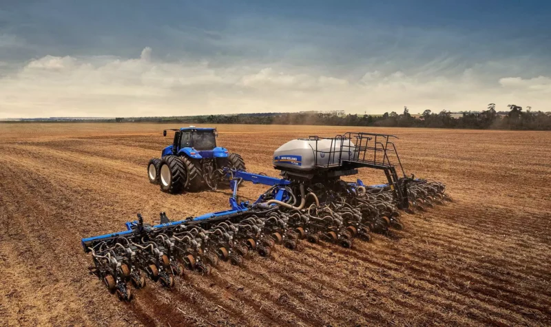 plantadeiras new holland modelo pl7000 em campo visão traseira lateral